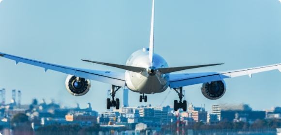 飛行機でお越しの